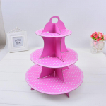 Kolmekihiline &uuml;mmargune paberist tordialus, s&uuml;nnip&auml;evapeo tassikoogi vitriin, pulmakoogi vitriin