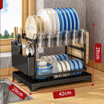 K&ouml;&ouml;gin&otilde;ude riiul Majapidamises kasutatavad s&ouml;&ouml;gipulgad, noa ja kahvli hoiurest, lauapealne kuivatusrest