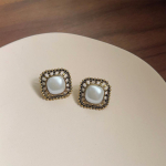 Retro ja moodsad naiste k&otilde;rvar&otilde;ngad, kandilised &otilde;litilga k&otilde;rvar&otilde;ngad, tipptasemel tunnetus, moodne temperament, k&otilde;rvatarvikud