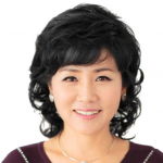 Naiste l&uuml;hike lokkis tukkidega parukas kohev naturaalne siidine k&otilde;rge temperatuuriga kiud keskealistele naistele ema must pruunid s&uuml;nteetilised juuksed must