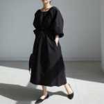 Kevadine ja s&uuml;gisene naiste avara lipsuga, suures suuruses lipsuline nukukleit, p&otilde;hjakleit, latern, varrukas, p&otilde;lvini ulatuv kleit S must