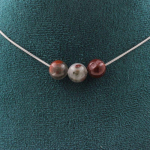 Pierres et Min&eacute;raux. Collier 3 perles Jaspe sang de Dragon 8 mm. Chaine en acier inoxydable Collier femmes, hommes. Taille personna