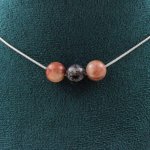 Pierres et Min&eacute;raux. Collier 3 perles Pierre de soleil 8 mm. Chaine en acier inoxydable Collier femmes, hommes. Taille personnalisa