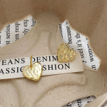 Tekstuuriga k&otilde;rvar&otilde;ngad tinapaberimustriga, s&uuml;damekujulised k&otilde;rvar&otilde;ngad, v&auml;ikesed temperamentsed kergluksuslikud k&otilde;rvar&otilde;ngad, ebakorrap&auml;rased