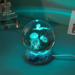 3D lasergraveeritud kristallkuulist &ouml;&ouml;lamp - Ideaalne lauaarvutile ja &uuml;li&otilde;pilastele kingituseks 8cm Ball + Resin Base