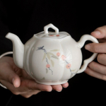 K&auml;sitsi joonistatud hurmaa teekann glasuurialuse v&auml;rviga, k&otilde;rvitsakujuline teekann, butiik, pallikujuline s&otilde;elaga teekann, teekann teeleotamiseks, teekann, teekomplekt, kingitus