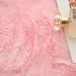 Pehme kunstj&auml;nesekarvaga vaip elutuppa, magamistuppa v&otilde;i erkeri jaoks &ndash; masinpestav, paks ja katab t&auml;ielikult. 100x200 cm