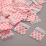 100 tk Mini Ziplock kotid V&auml;ikesed plastikust t&otilde;mblukuga kotid, pakendamise pillide kotid