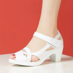 Pehmest nahast sandaalid Naiste keskealiste ja eakate emade kingad Pehme tallaga keskmise kontsaga paksu kontsaga kalasuu kingad 37 valge