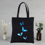 Sinine liblikas v&auml;rvi lendav lill Kohandatud kandekott Ostlemine Originaalne disain Must Unisex reisil&otilde;uendist kotid Eco kokkupandav poesk&auml;ija 29*32cm