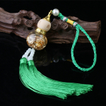 1 tk kuldse fooliumip&otilde;hjaga klaaspudel, kahe naelaga k&otilde;rvitsa ripatsiga auto interj&ouml;&ouml;ri ehted ripats autode kaunistustarvikud punane