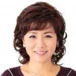 Naiste l&uuml;hike lokkis tukkidega parukas kohev naturaalne siidine k&otilde;rge temperatuuriga kiud keskealistele naistele ema must pruunid s&uuml;nteetilised juuksed tumepruun v&auml;rv