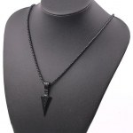 K&otilde;rgelt poleeritud The Black Arrow roostevabast terasest ripats meestele ja poistele, keskmine