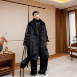 Originaalkujundusega meeste naaritsast keskkonnas&otilde;bralik karvkasukas, keskmise pikkusega meeste talvine rebasekarvast paksu karvaga kasukas M must