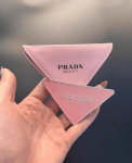 PRADA Roosa Kolmnurk PRADA Logo Taskupeegel Br&auml;ndi Ilutarvik, Mini Kaasaskantav K&auml;epidemega Peegel S&auml;ilituskotikesega Naistele Meikimiseks roosa