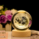 3D Moon Crystal Ball &ouml;&ouml;valgusti, klaasist palli &ouml;&ouml; LED-lamp puidust alusega, kaunistused Kingitused meestele, naistele, lastele, poistele, t&uuml;drukutele, teismelistele
