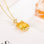 Ristk&uuml;likukujuline ripats-kaelakee, punane kollane ja valge ehe valge