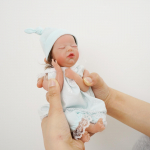 9'' 23 cm Mini Reborn Doll Wear Roheline pitskost&uuml;&uuml;m Pehme puutega riidest keha simulatsioon nukk L&uuml;hikesed juuksed Suletud silmad Taaskasutatud beebinukud Lastele P&uuml;hadekingitus