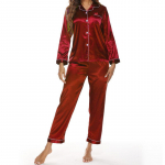 Naiste kodur&otilde;ivaste pidžaamade komplekt, mis koosneb kahest suurest komplektist pikkade varrukatega S punane