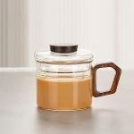 Puidust k&auml;epidemega teeklaasist kontorikontori &auml;ritee, vee eraldamine teetassiga, puhast v&auml;rvi isiklikuks kasutamiseks m&otilde;eldud kohvitass 240-300ml