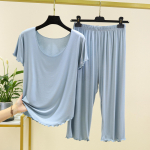 Naiste modaalpidžaamakomplekt: Suvine l&uuml;hikeste varrukatega top ja l&uuml;hendatud p&uuml;ksid, lahtise l&otilde;ikega, suured suurused, sobilik v&auml;ljas kandmiseks M