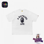 STRAY KIDS &times; BAPE &ndash; Jiniret COLLEGE T-s&auml;rk (Hyunjin versioon) S