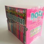 Dork Diaries 18 k&ouml;idet Ingliskeelne v&auml;ljaanne Dork Diaries Veidrad t&uuml;drukute juhtumid Peat&uuml;kkidest lood Kingituskarp 18 Volumes