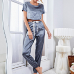 Naiste pidžaamad, satiinist l&uuml;hikeste varrukatega, &uuml;mmarguse kaelusega pikad p&uuml;ksid, magamiskost&uuml;&uuml;m, 2 t&uuml;kki pidžaamad salongir&otilde;ivad kevadsuvel kodu vabaaja &ouml;&ouml;r&otilde;ivad S sinine