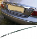JAGUAR S-TYPE &ndash; pagasiruumi kroomitud viimistlus &ndash; tagaluugi aktsent &ndash; ​​esmaklassiline auto tagumine detail &ndash; s&auml;ra suurendav kroom