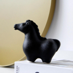 Keraamiline Figuur Hobune Kuju Dekoratiivne Kunstiteos Ornament Loomaskulptuur Kaminale Kontorisse must