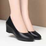 Naiste musta kiilukontsaga t&ouml;&ouml;kingad: Pehme nahk, libisemiskindel, mugav kauaks seismiseks JM1251, Size 39 must