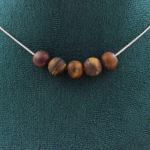 Pierres et Min&eacute;raux. Collier 5 perles Oeil de Tigre mat 8 mm. Chaine en acier inoxydable Collier femmes, hommes. Taille personnalis