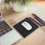 Alumiiniumist libisemisvastane m&auml;nguhiirematt, kahepoolne, t&auml;pse juhtimisega hiirematt arvutile, must must