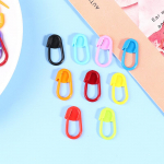 100 tk segatud v&auml;rvi markerit v&auml;ikese n&ouml;&ouml;pn&otilde;elaga plastmassist kudumiskonksu kudumisriist