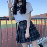 Autentne suvine koolivorm: Ruuduline seelik ja l&uuml;hikeste varrukatega komplekt algkooli &otilde;pilastele S