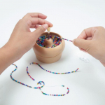 Keeruv helmekauss Puidust helmestega vurr 2 k&otilde;vera n&otilde;elaga DIY k&auml;ev&otilde;rud ehete valmistamise t&ouml;&ouml;riistad n&ouml;&ouml;ridega helmeste laadur