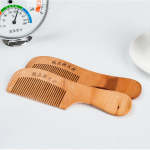 1tk naturaalne virsikupuidust kamm Sulge hambad Antistaatiline peamassaaž Habe Juuksehooldust&ouml;&ouml;riist Ilutarvikud Juuksur Naiste Juuksed