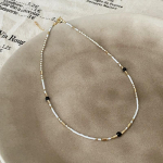 Ni&scaron;idisain V&auml;rviliste helmestega looduslikust kivist kaelakee naistele, kerge luksus, retro elegants, premium, mitmek&uuml;lgne, kaelakett, rangluukett