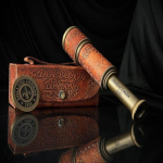 Messingist teleskoop, selge ja pika vaatega nahk&uuml;mbris, 43,18 cm messingist silmaklaas, Dillon London, 1920,