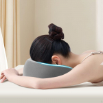 N&auml;oga allapoole suunatud padjavoodi, mis on mugav pikali puhkava kodu massaažipeatoe jaoks hall v&auml;rv