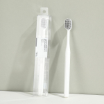 Mustvalge spiraalharjastega reisihambahari &ndash; laia otsaga, pehmete harjastega, k&auml;sitsi puhastatav (Jaapani disain, &uuml;ksikpakk) must