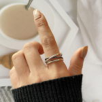 2024. aasta geomeetriline hip-hopi avatud ring isiksus&otilde;rmus, moodne neutraalne trend, punk-stiilis ring