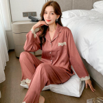 Naiste kevad- ja s&uuml;gisj&auml;&auml;siidist kodur&otilde;ivad, kahest osast koosnev pikkade varrukatega &uuml;laosa ja pikkade p&uuml;kstega pidžaamakomplekt, naiste moepitsiga vabaajariided XL fuksia