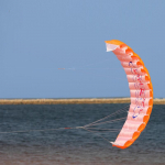 V&auml;ljas L&otilde;bus Sport J&otilde;ud Kahe Liiniga Stunt Parafoil Langevari Vikerkaar Sport Rannalennuk Algajale oranž