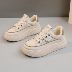 G5702 Uued valged kingad Naiste suvised hingavad v&otilde;rktossud All-Match lauajalatsid Paksu p&otilde;hjaga k&otilde;rgust suurendavad v&otilde;rkkingad 35