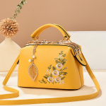 Naiste Lillelise Tikandiga K&auml;ekott, PU Nahast Suudlukk Crossbody &Otilde;lakott Lehekujulise Ripatsiga, Elegantne Boston Padjakott kollane