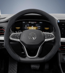 Sobib Volkswageni esmaklassilistele seemisnahast kl&otilde;psatavate roolikattega, libisemiskindlad ja vastupidavad, saadaval D-kujulistele roolidele, &uuml;hilduvad must