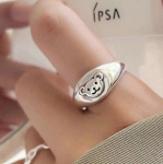 Bella Box isikup&auml;rastatud Korea armas karuvorm, valge vask, v&auml;rvitud mustaks retro ni&scaron;ikujundusega nimetiss&otilde;rmega avamisr&otilde;ngas Opening Adjustable valge