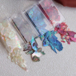 1 kast 3D ebaregulaarne k&uuml;&uuml;nte kunst Abalone merekarbi viilud Nail Art Shell t&uuml;kk Ebaregulaarne k&uuml;&uuml;nte kunst V&auml;rviline manik&uuml;&uuml;ri helbed valge