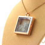 Pierres et Min&eacute;raux. Collier Aigue-Marine brut. Mod&egrave;le carr&eacute;. Couleur Or rose.